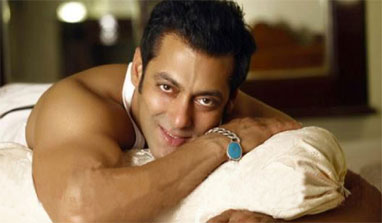 Salman plays bodyguard to young fan